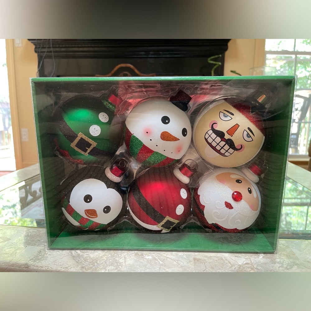 CG Hunter Holiday 6-Piece Shatter Resistant 4" Ornaments
New in Box